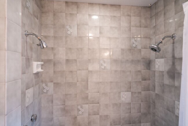 Building Photo - Single Floor Home! 3 bedroom, 3 bathrooms ...