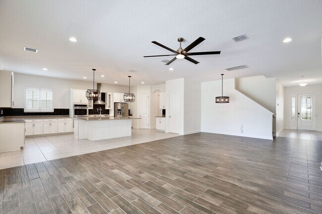 Foto del edificio - Elegant 5-Bedroom Pool Home for Rent in Sa...