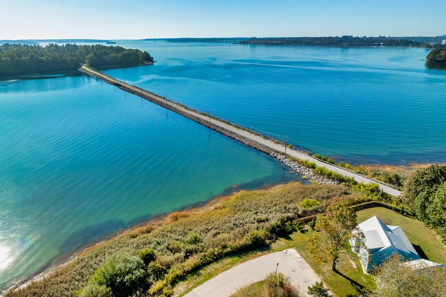 Building Photo - 1 Shoreline Dr