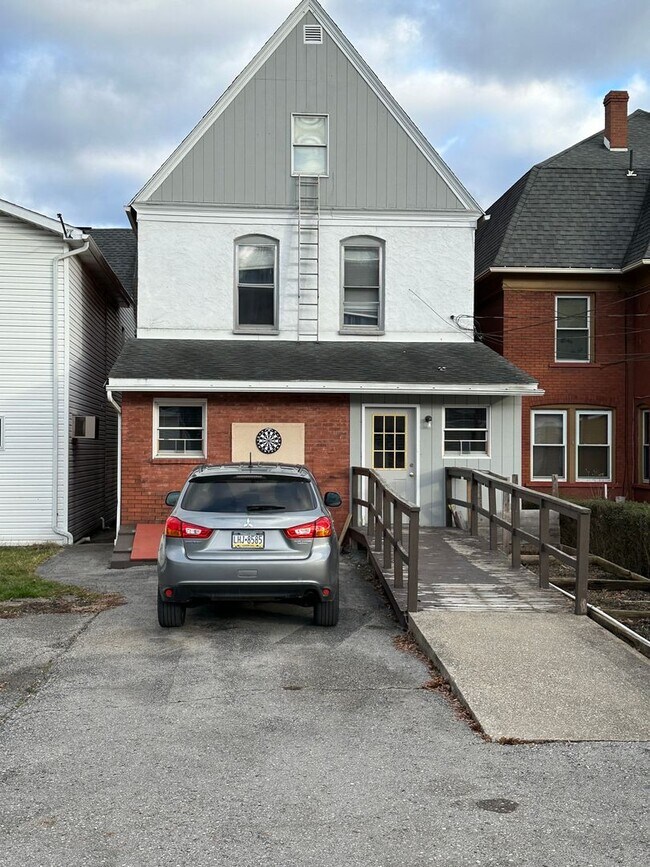 Foto del edificio - 1055 Logan Ave
