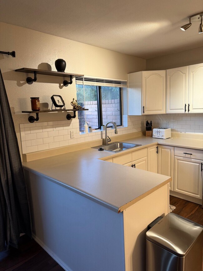 Foto del edificio - 1033 W Laguna Dr