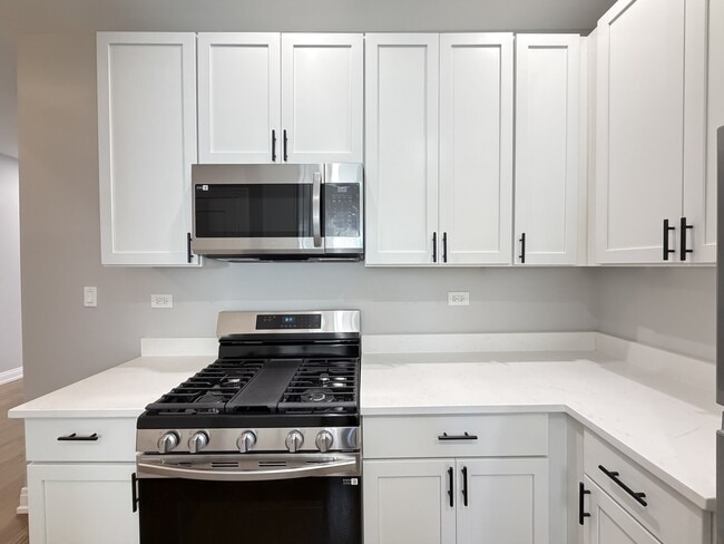 Building Photo - 5452 N Paulina St