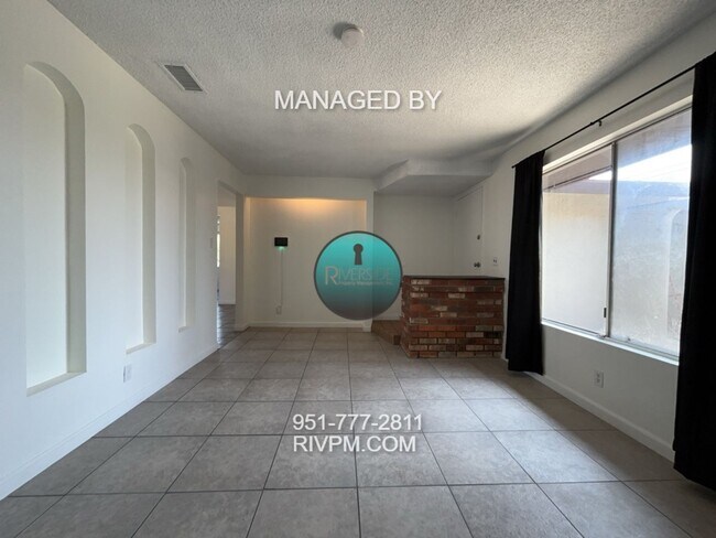 Foto del edificio - FOR RENT LOVELY SINGLE-STORY HOME IN FONTA...