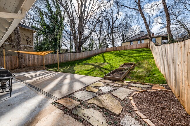 Building Photo - 1337 Memorial Dr SE