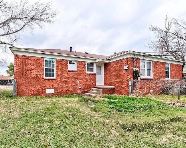 Building Photo - 900 E Rose Dr
