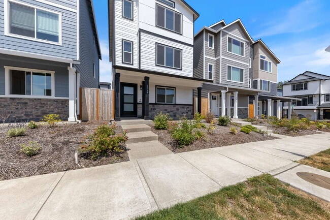 Building Photo - Newly Constructed 3 bedroom, 2.5 Bathroom home with luxury finishes!