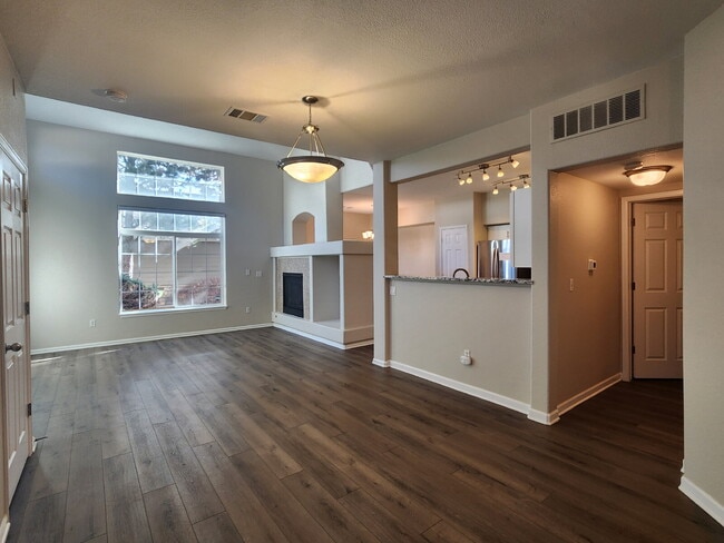 Foto del edificio - Spacious Two-Suite Townhome With Garage, Fireplace And Community Pool
