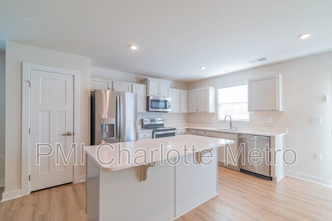 Building Photo - 6114 Bellastead Dr