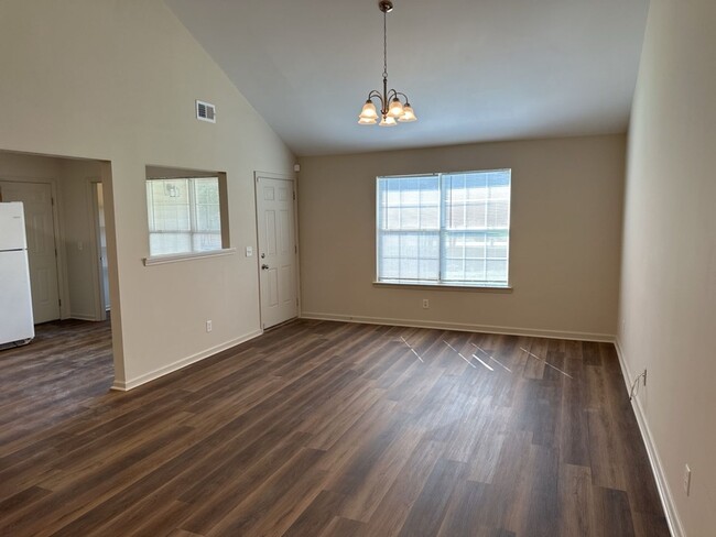 Foto del edificio - *JUST REDUCED w/ MOVE-IN SPECIAL - 1/2 off...