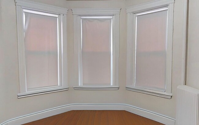 Foto del edificio - 9/1 No Fee! - Spacious 3/4 bed on Comm Ave...