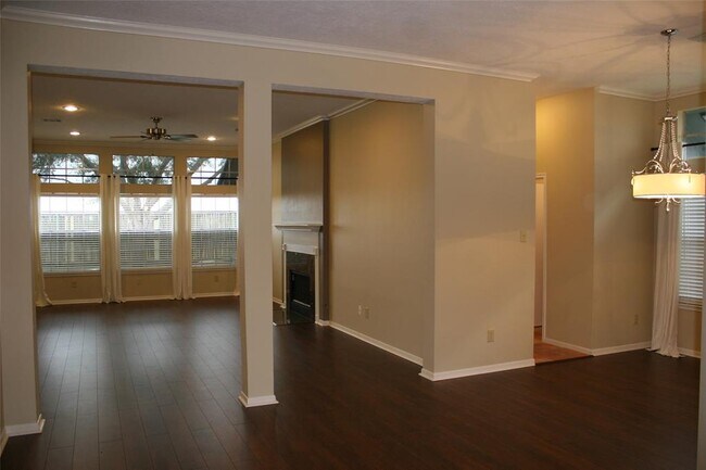 Building Photo - 211 Scarlet Maple Dr