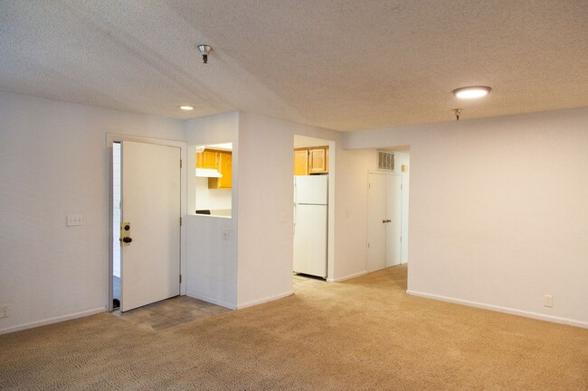 Building Photo - Great location, 2 Bedroom Condo