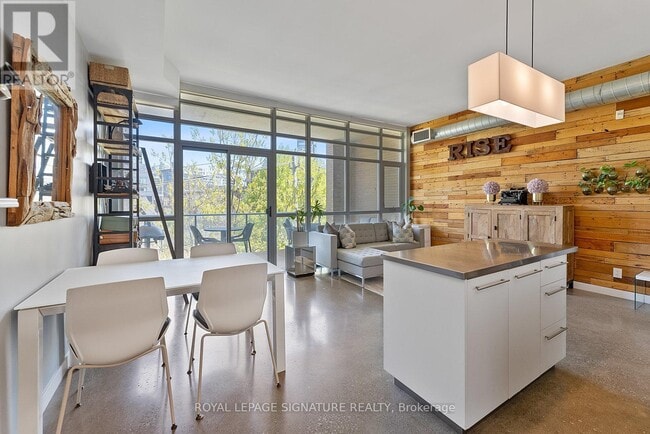 Building Photo - 52 Sumach St