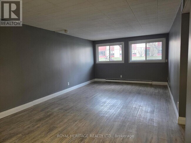 Building Photo - 8800 Willoughby Dr