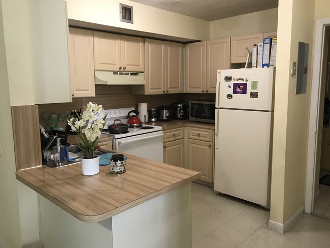 Kitchen - Standard - Beverly Hills Apartments