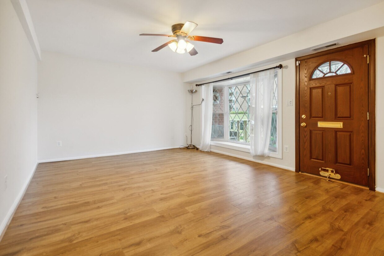 Primary Photo - Wonderful, Cozy 2 Bedroom in Greenbelt Con...