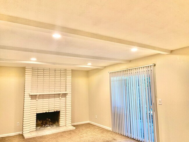 Foto del edificio - $3,690 / 4 BR - 2194 S.F. - VERY NICE CENT...