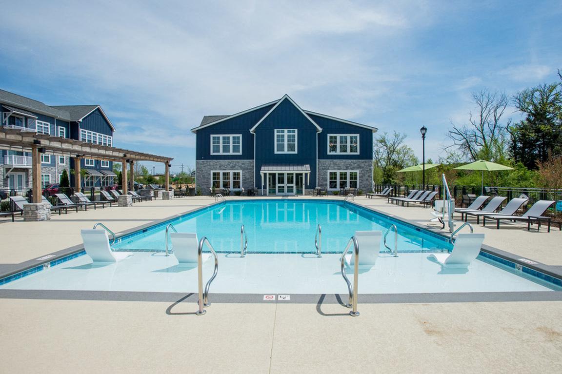 Piscina con estilo de centro turístico - Greenhaven