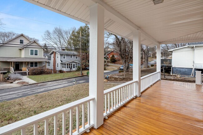 Foto del edificio - Updated West Asheville Bungalow