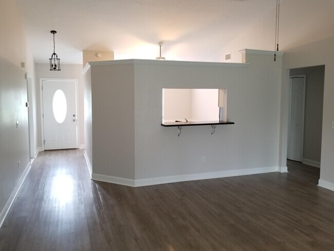 Building Photo - 466 SW Namoit Pl