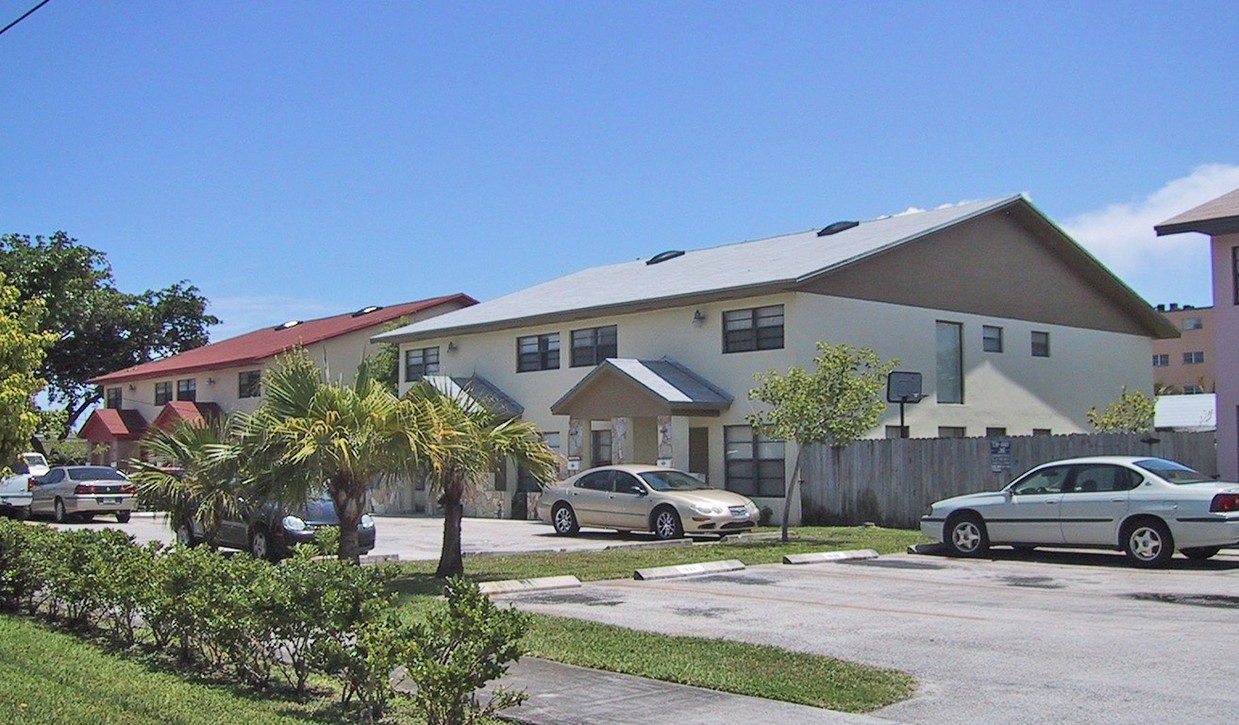 Building Photo - 6 Townhomes