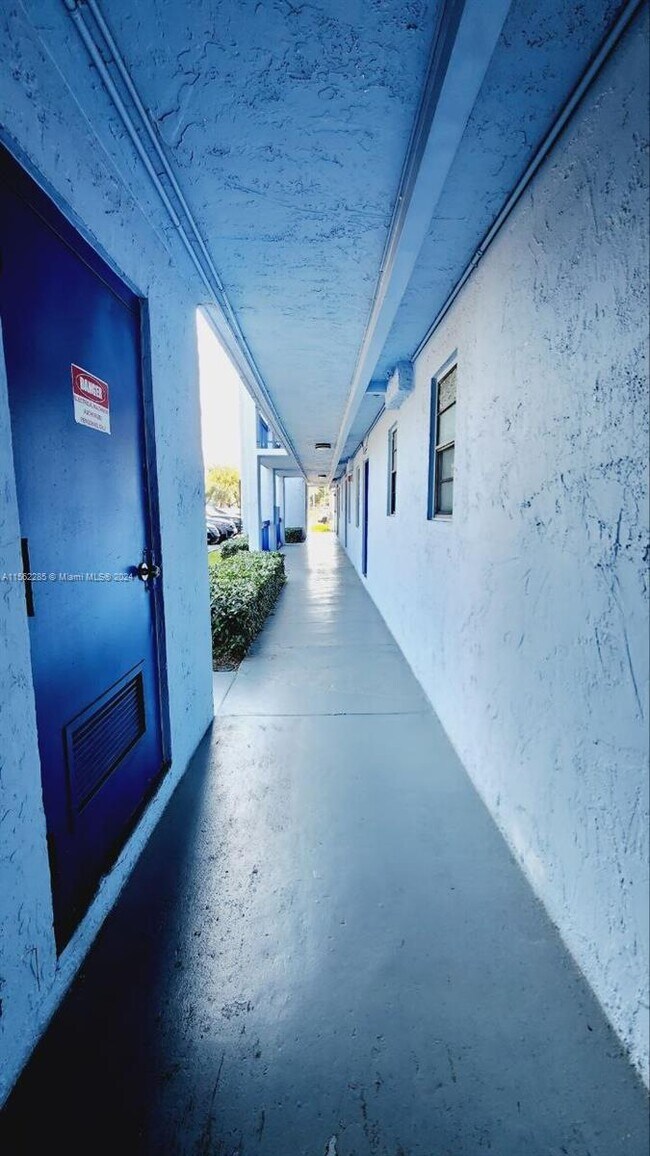 Building Photo - 9460 Fontainebleau Blvd