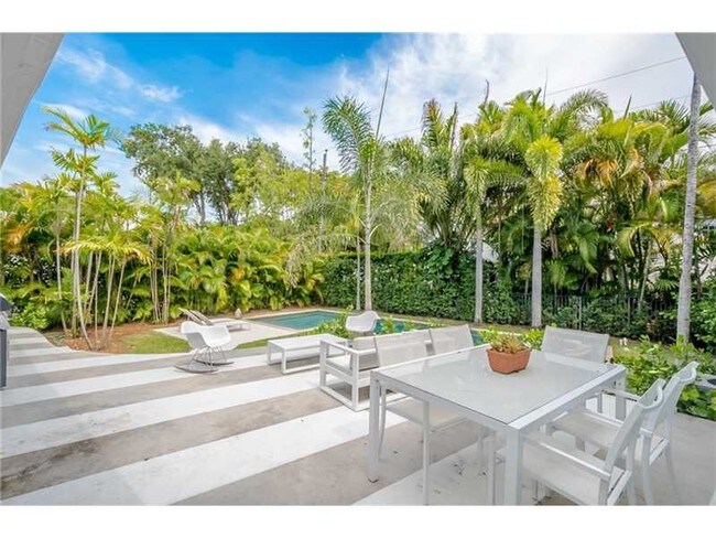 Foto del edificio - 5800 NE 6th Ct