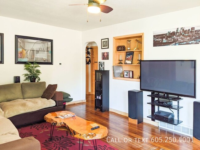 Building Photo - Cozy 3 Bedroom 2 Bathroom Home w/ Garage i...