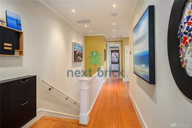 Foto del edificio - Rare Find-Heritage Historic Lake View Luxury Condo opportunity!