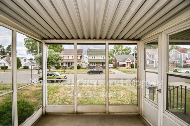 Foto del edificio - 919 Clarendon Ave NW