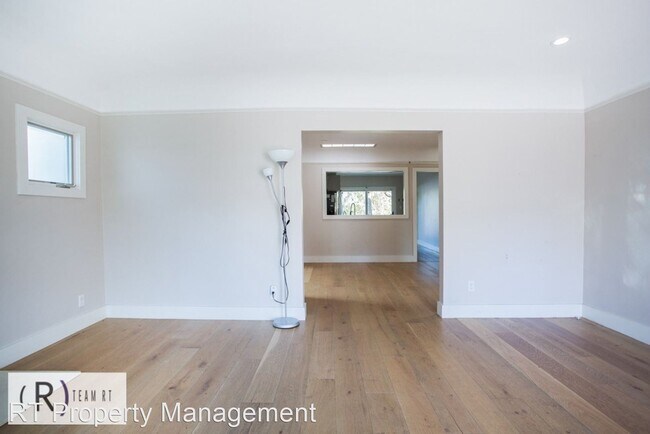 Building Photo - 3 br, 3 bath House - 2038 Thayer Ave