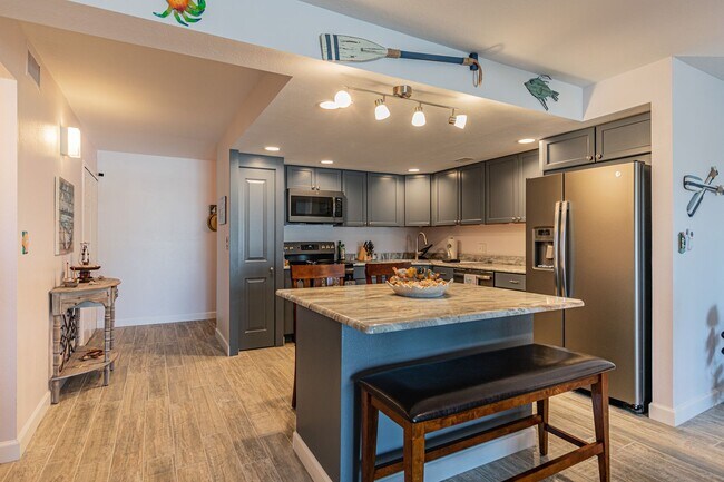 Foto del edificio - BEAUTIFUL 2 BEDROOM 2 BATHROOM CONDO NEAR ...