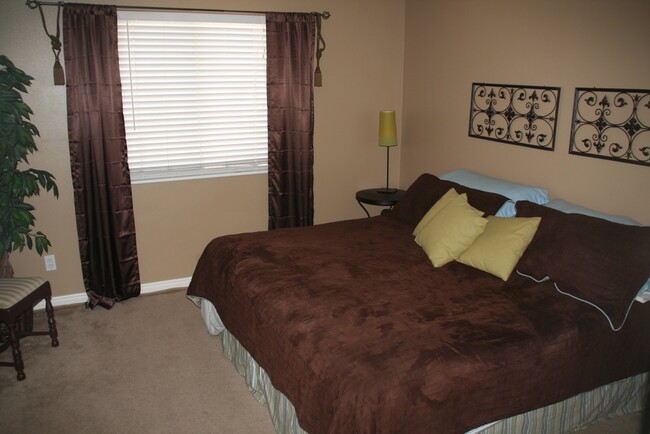 Foto del edificio - 4 Bed/3 Bath by Geneva Rd in Provo