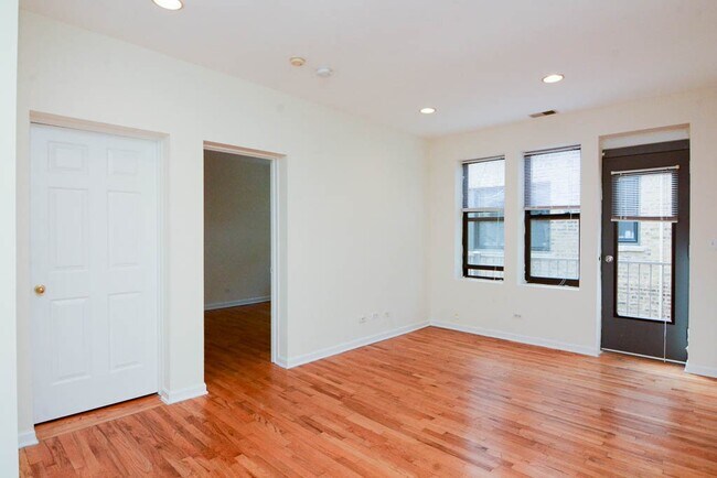 Building Photo - 909 W Dakin St