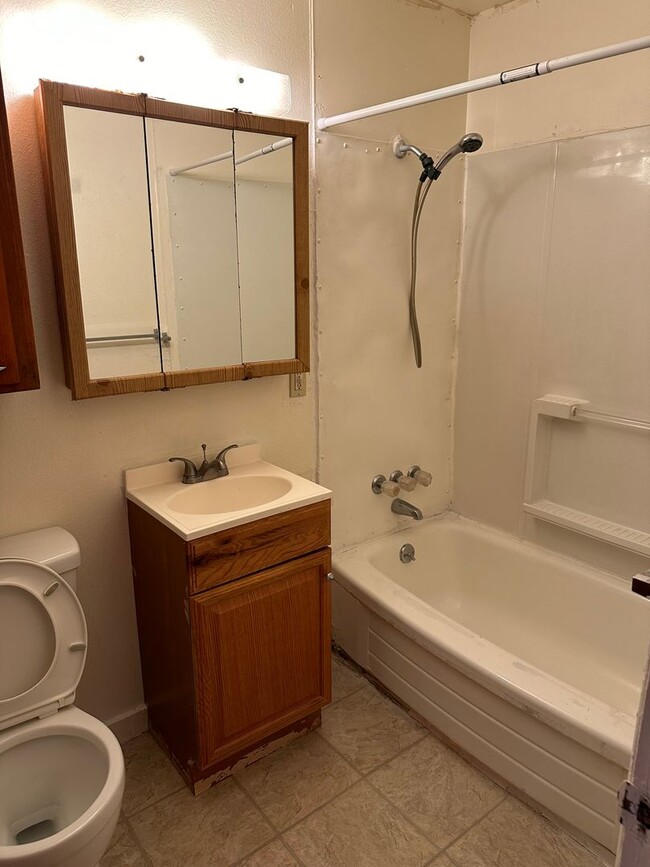 Building Photo - 1-bedroom 1 bath Upstairs Apartment