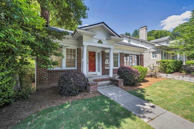 Foto del edificio - 876 Courtenay Dr NE