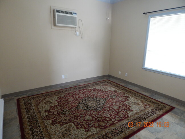 Living room - 401 E Sumach St
