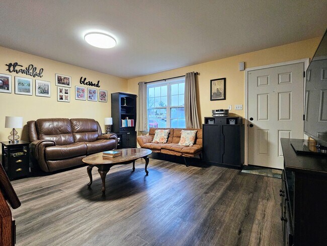 Foto del edificio - 71 Laurel Dr