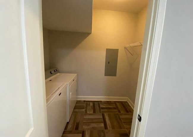 Building Photo - 402 Shady Pk Cv