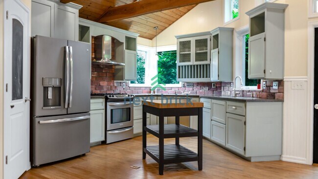 Building Photo - 3 Bed 2 Bath Single-family Home Available for Rent!