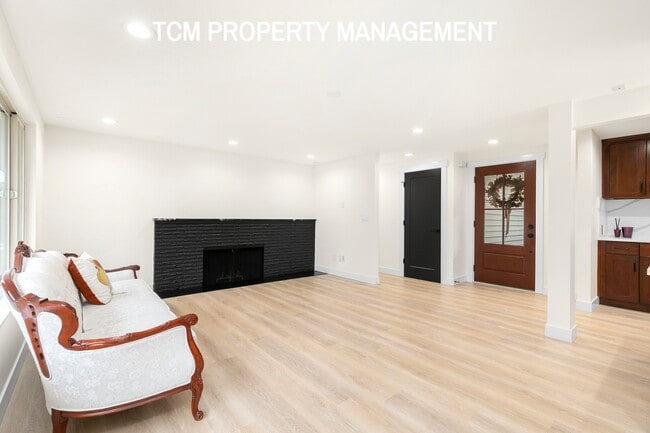 Building Photo - 1121 E Guiberson St