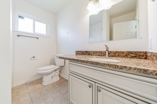 Building Photo - 1705 View Dr