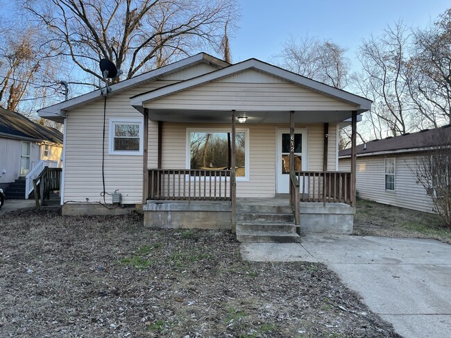 Building Photo - 612 Sun Cir