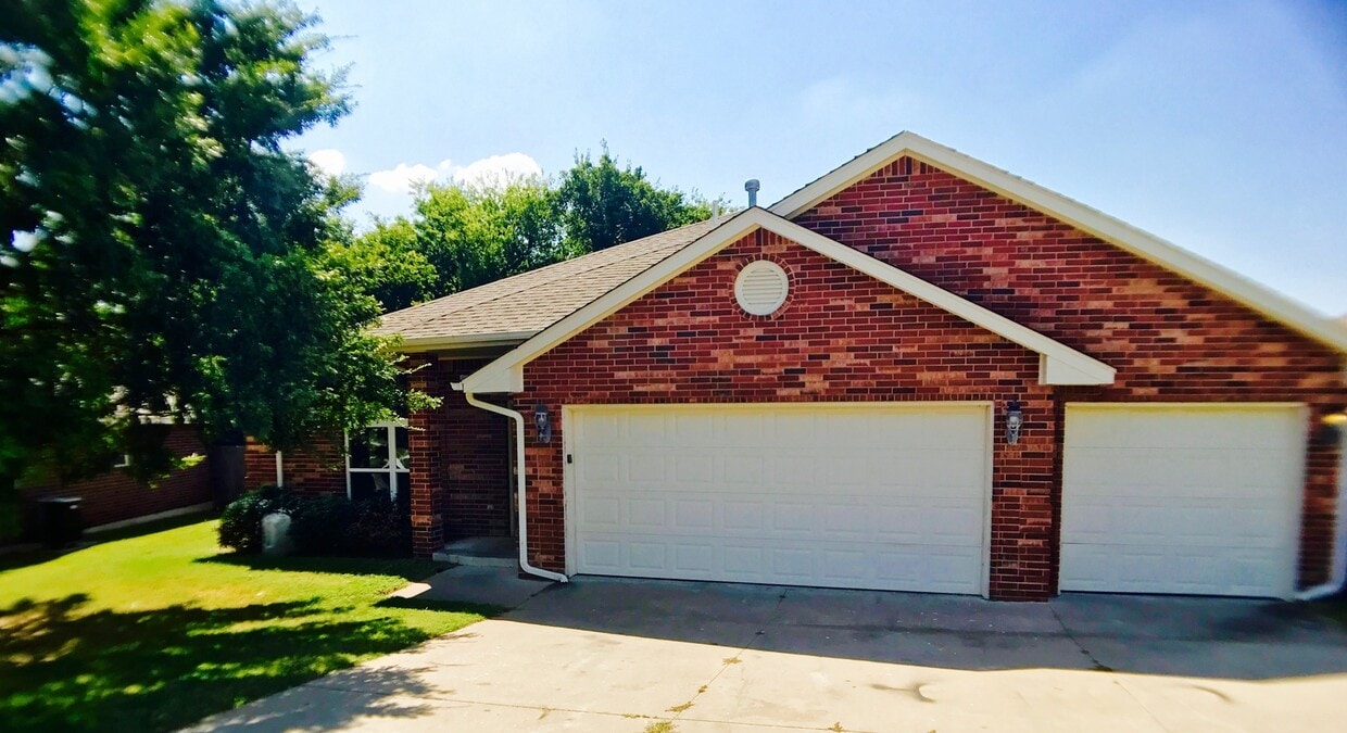 Primary Photo - Large 4BD 3BA home located in a great Norm...