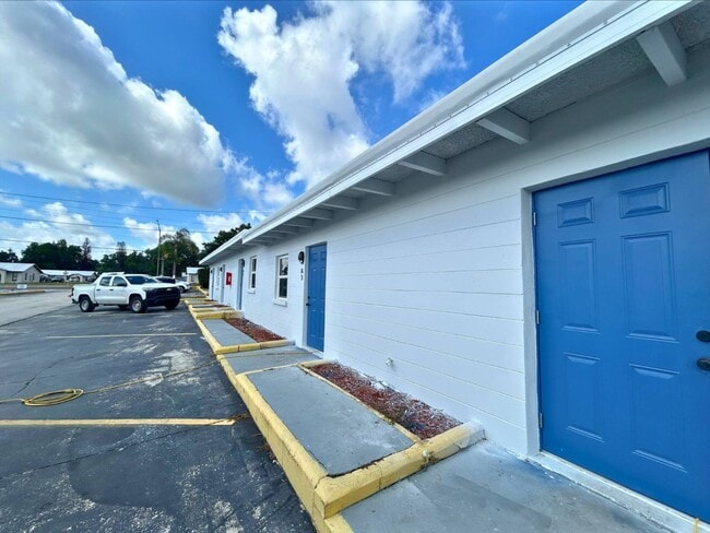 Building Photo - 670 E Alfred Dr