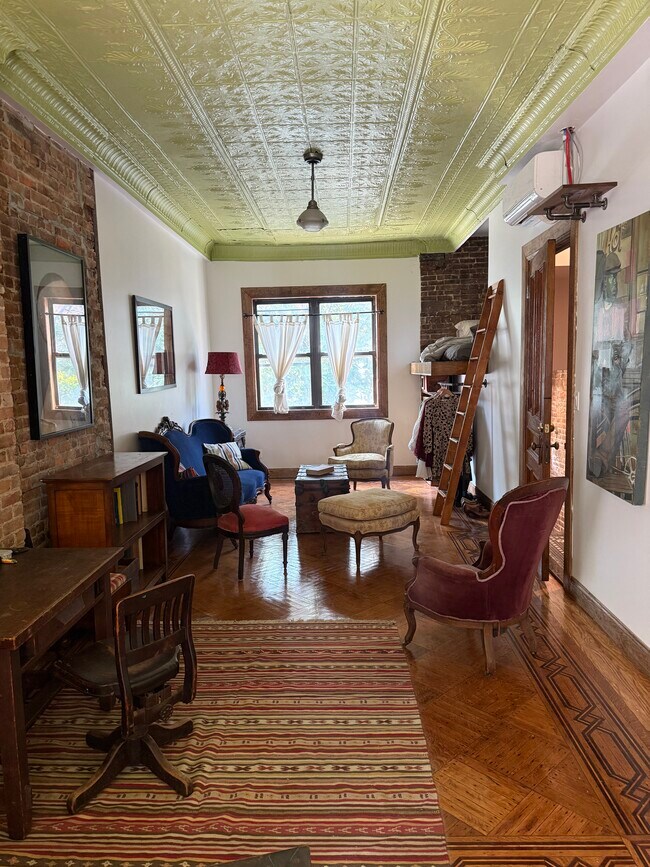 Cajón de cama… (ahora con barandilla) en el extremo sur del apartamento - 373 Decatur St
