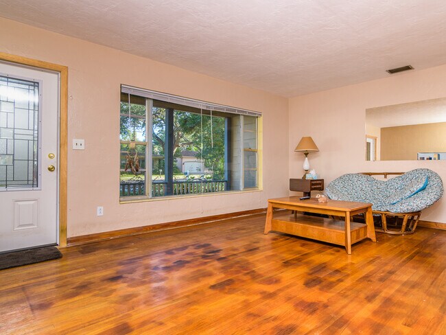 Foto del edificio - 3136 W EUCLID AVE N