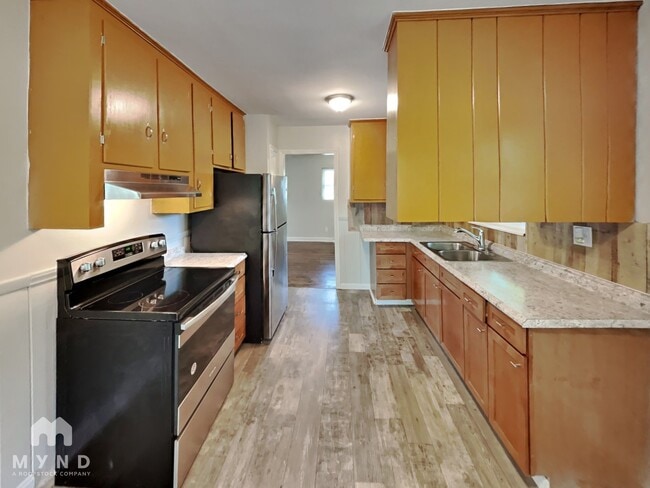 Building Photo - 5201 Pinebrook Dr