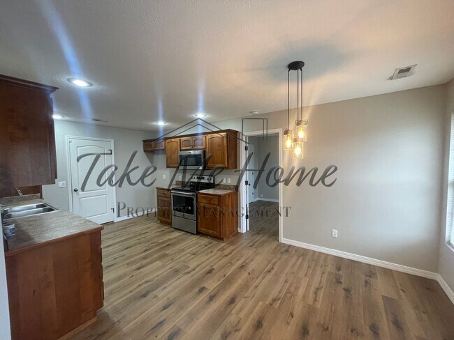 Foto del edificio - Modern 4-Bed, 2-Bath Home for Rent in Republic – 3-Car Garage & Private Fenced Yard