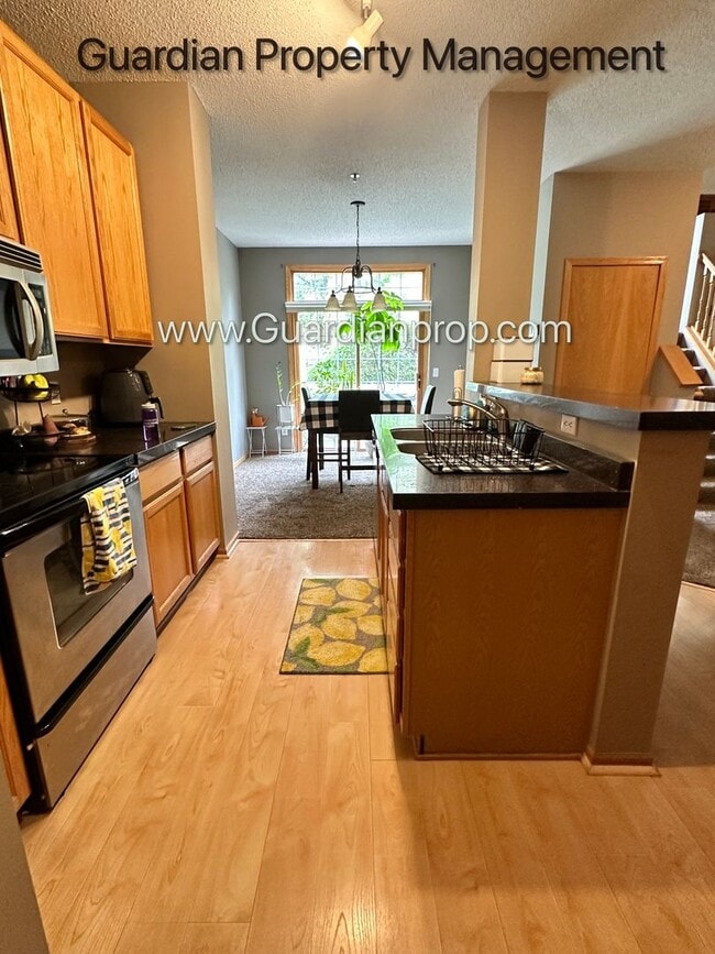Building Photo - Eden Prairie End Unit Town Home, 2 Car Gar...